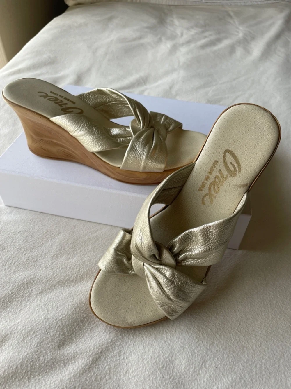 Onex Metallic Gold Knot Wedge Sandals Size 8 So comfy!